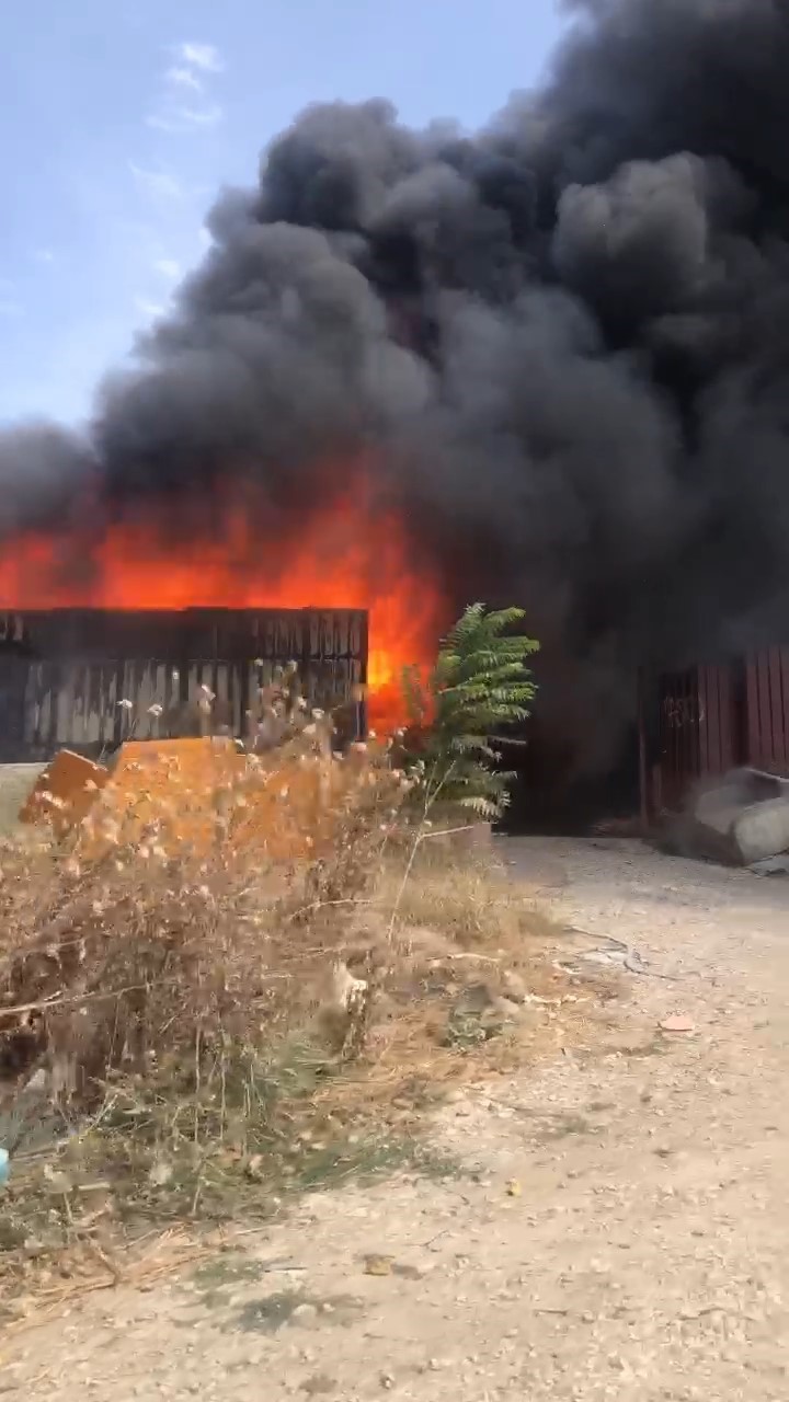 BURSA'NIN NİLÜFER İLÇESİ ÇALI MAHALLESİ'NDE BULUNAN GERİ DÖNÜŞÜM TESİSİNDE YANGIN