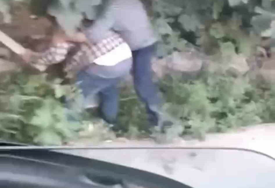 Bursa’da iki sürücünün yol kavgası kamerada BURSA'DA 2 SÜRÜCÜ ARASINDA ÇIKAN YOL KAVGASINDA SOPALAR KONUŞTU. O