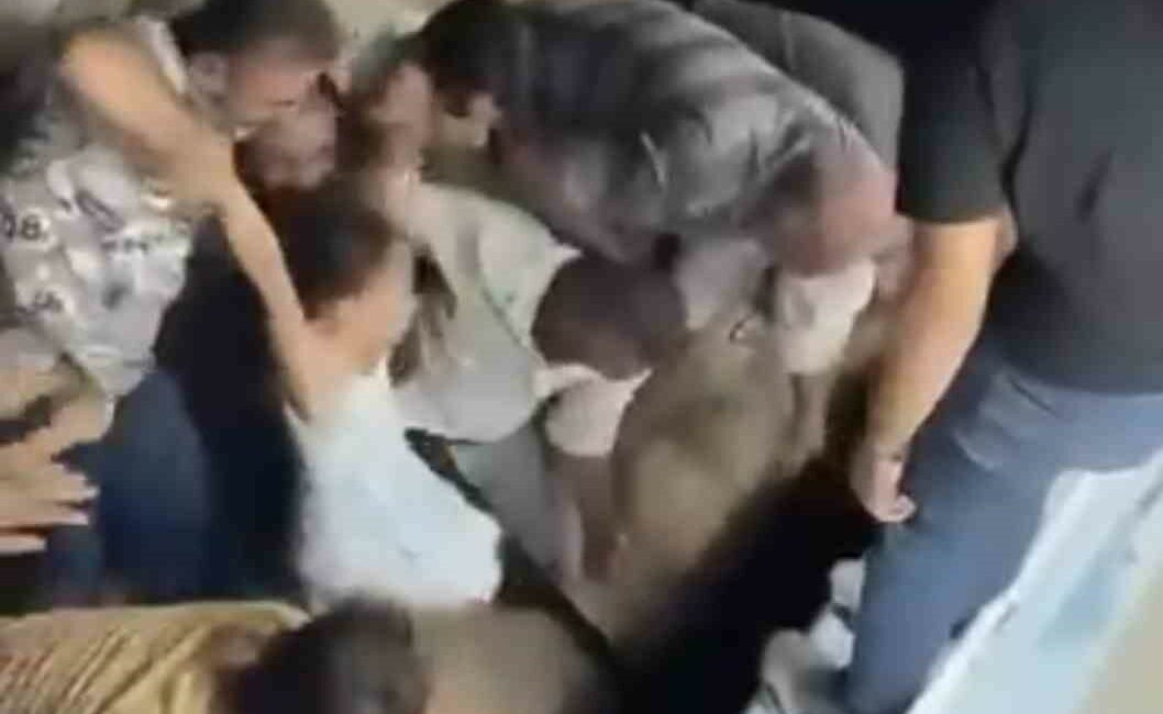 Bursa’da iskele ile gemi arasındaki boşluğu fark edemeyen kız çocuğu denize düştü BURSA'DA İSKELE İLE GEMİ ARASINDAKİ BOŞLUĞU FARK EDEMEYEN ÇOCUK DENİZE