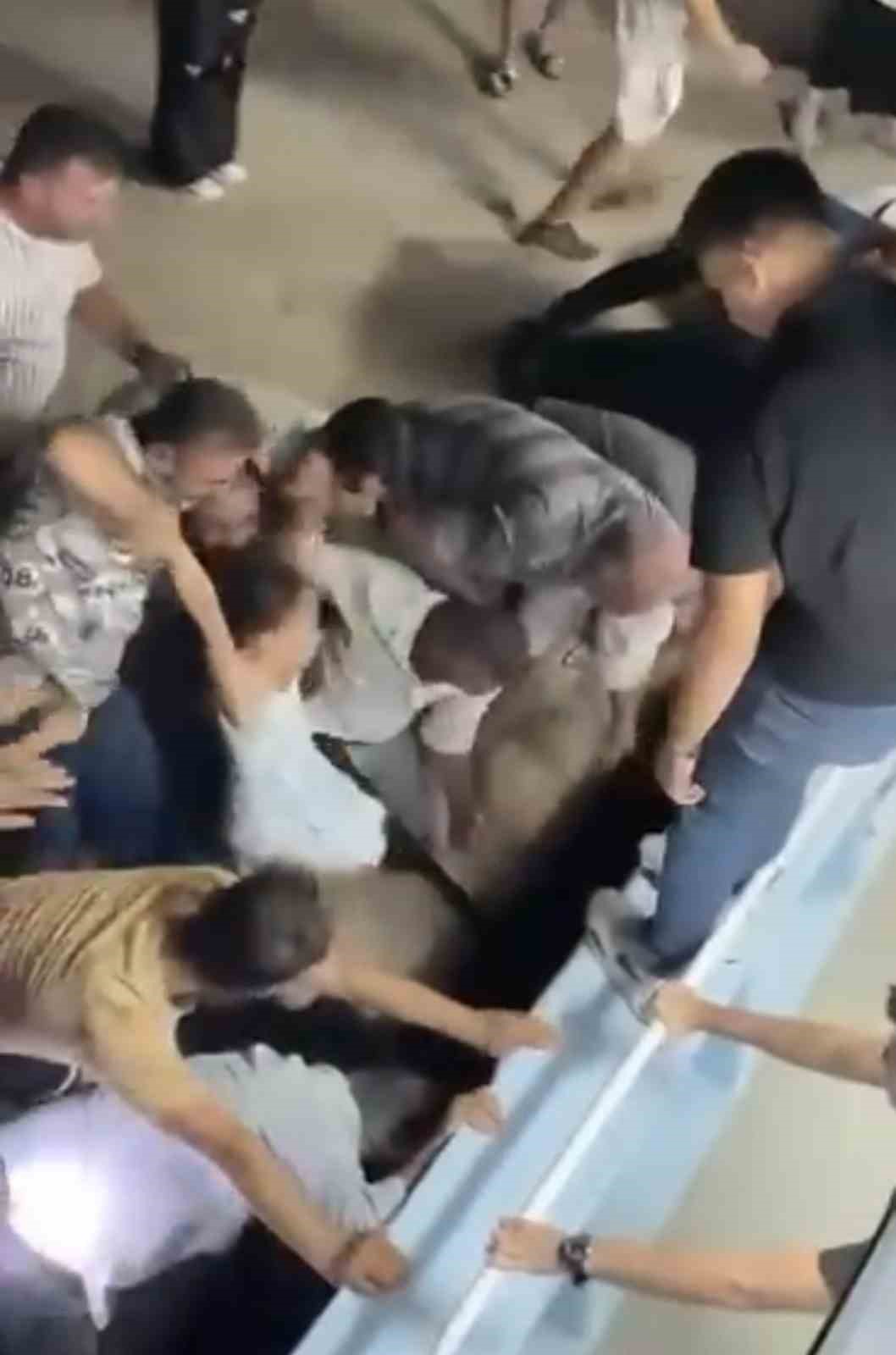 BURSA'DA İSKELE İLE GEMİ ARASINDAKİ BOŞLUĞU FARK EDEMEYEN ÇOCUK DENİZE