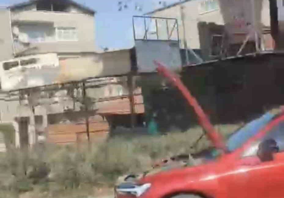 Bursa’da kaputu açık ilerleyen otomobil görenleri şaşkına çevirdi BURSA’DA BİR OTOMOBİL KAPUTU AÇIK BİR ŞEKİLDE SEYRETMEYE BAŞLADI. TEHLİKELİ