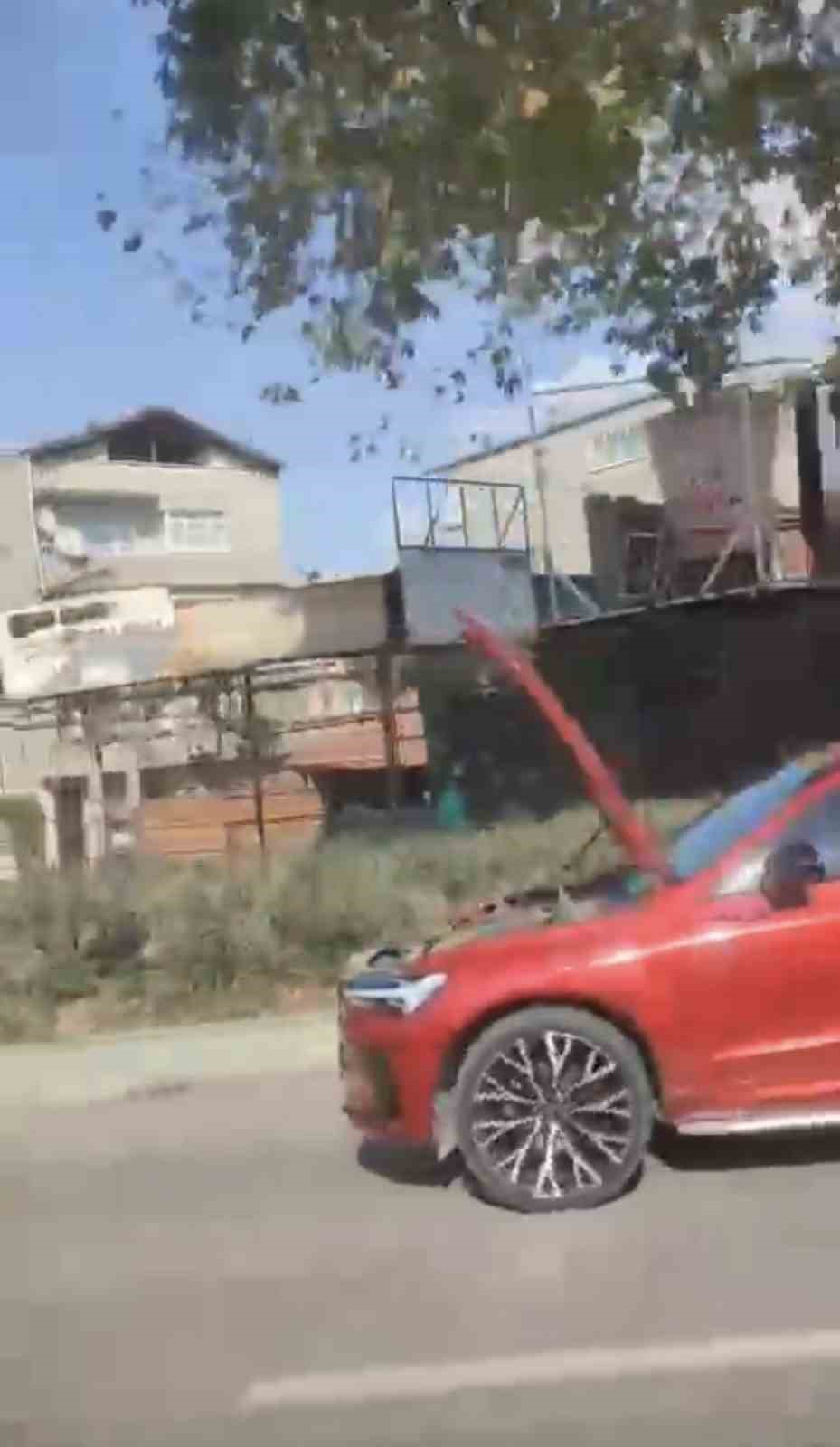 BURSA’DA BİR OTOMOBİL KAPUTU AÇIK BİR ŞEKİLDE SEYRETMEYE BAŞLADI. TEHLİKELİ