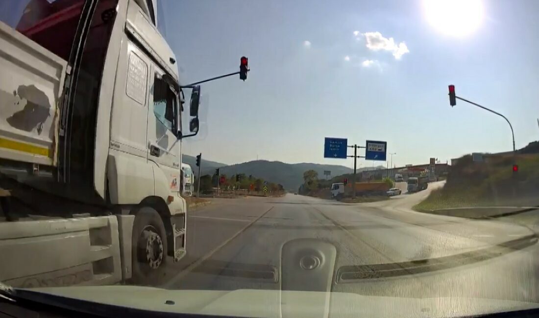 Bursa’da kırmızı ışıkta geçen tır, faciaya davetiye çıkardı BURSA'DA ANAYOLDA SEYREDEN TIR TEHLİKE SAÇTI. O ANLAR TRAFİKTE SEYREDEN