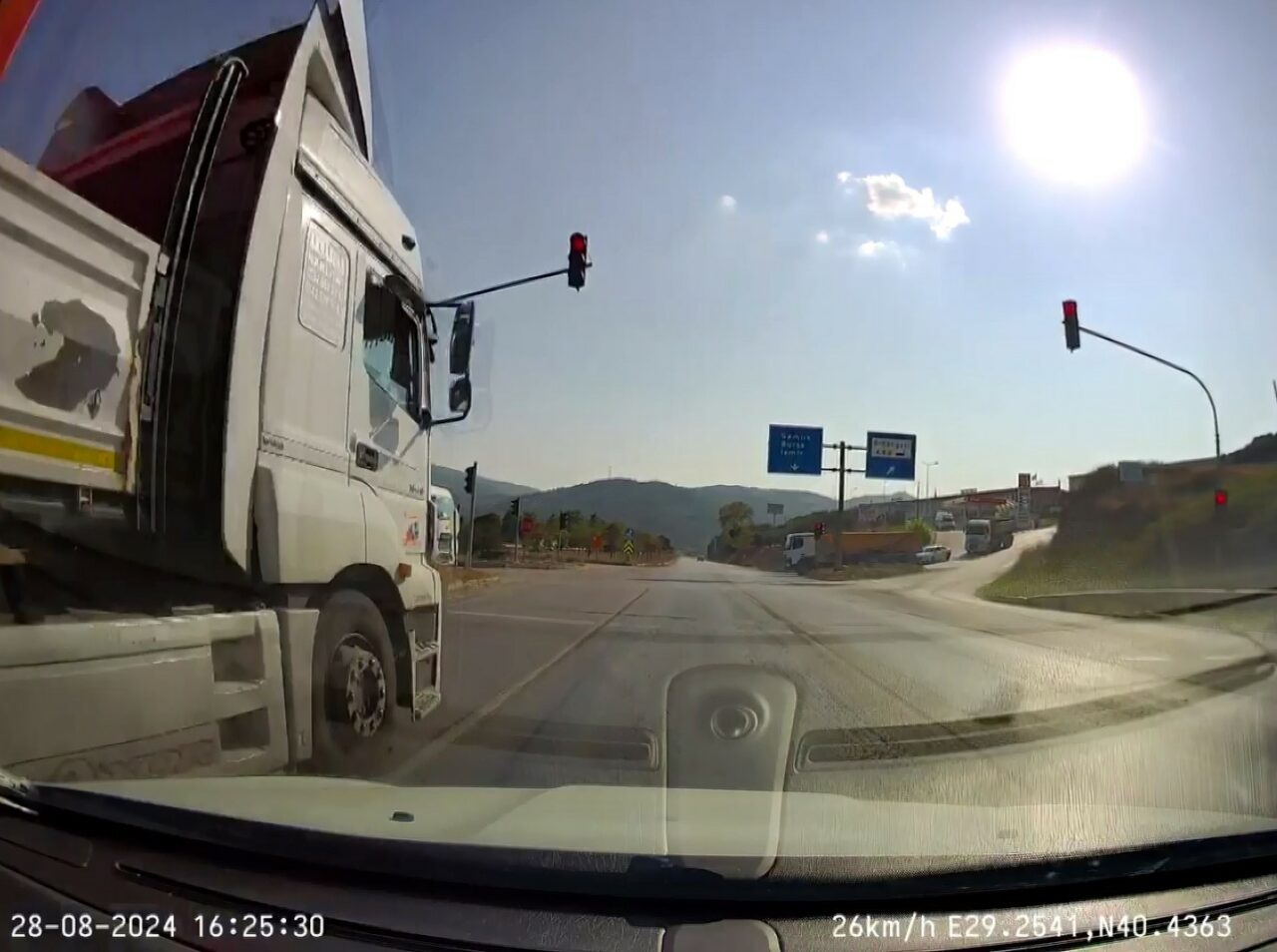 BURSA'DA ANAYOLDA SEYREDEN TIR TEHLİKE SAÇTI. O ANLAR TRAFİKTE SEYREDEN