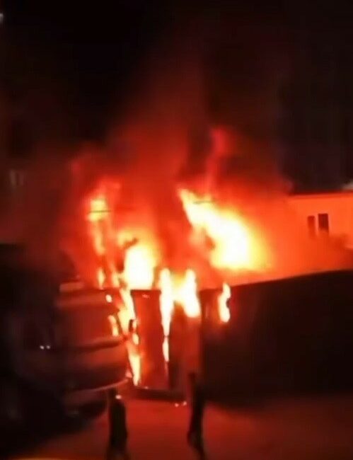 Bursa’da konteynır alev topuna döndü BURSA'DA KONTEYNIRDA ÇIKAN YANGIN İTFAİYE EKİPLER TARAFINDAN SÖNDÜRÜLDÜ. YANGIN,