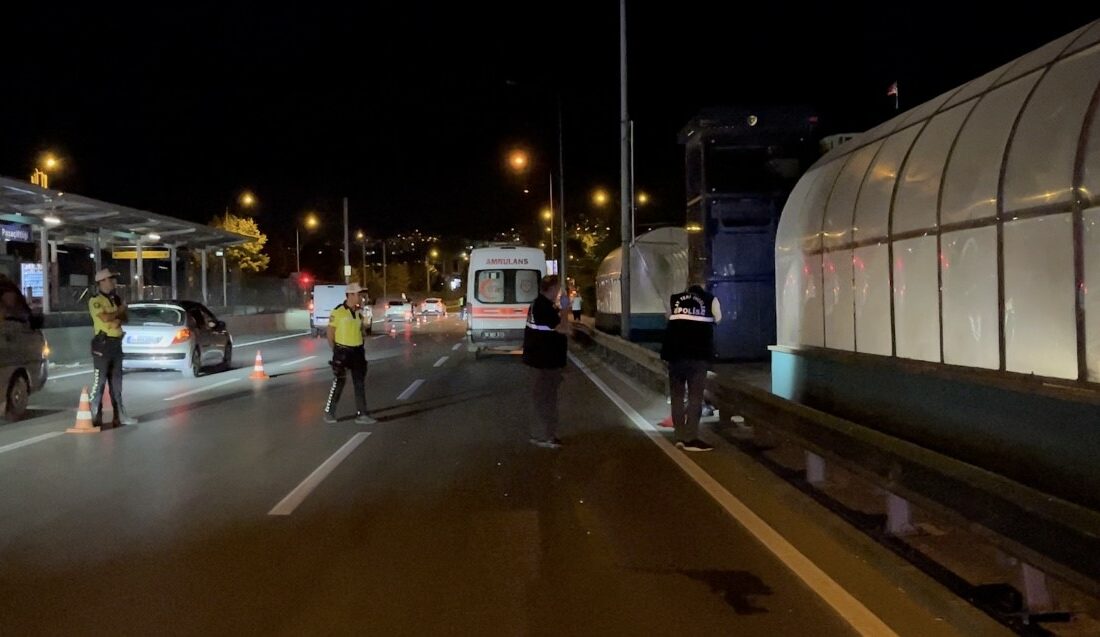 BURSA’DA KONTROLDEN ÇIKAN KURYE BARİYERLERE GİRDİ : 1 ÖLÜ