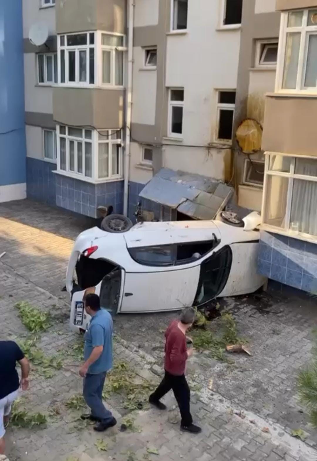 BURSA’DA KONTROLDEN ÇIKAN OTOMOBİL EVE GİRDİ