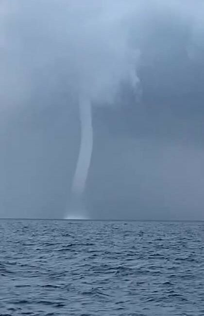 Bursa’da korkutan hortum BURSA'NIN KARACABEY İLÇESİNDE MEYDANA GELEN HORTUM VATANDAŞLARIN PANİK OLMASINA NEDEN