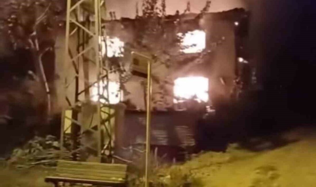 BURSA'NIN KESTEL İLÇESİNDE İKİ KATLI BİNADA ÇIKAN YANGIN, İTFAİYE EKİPLERİ