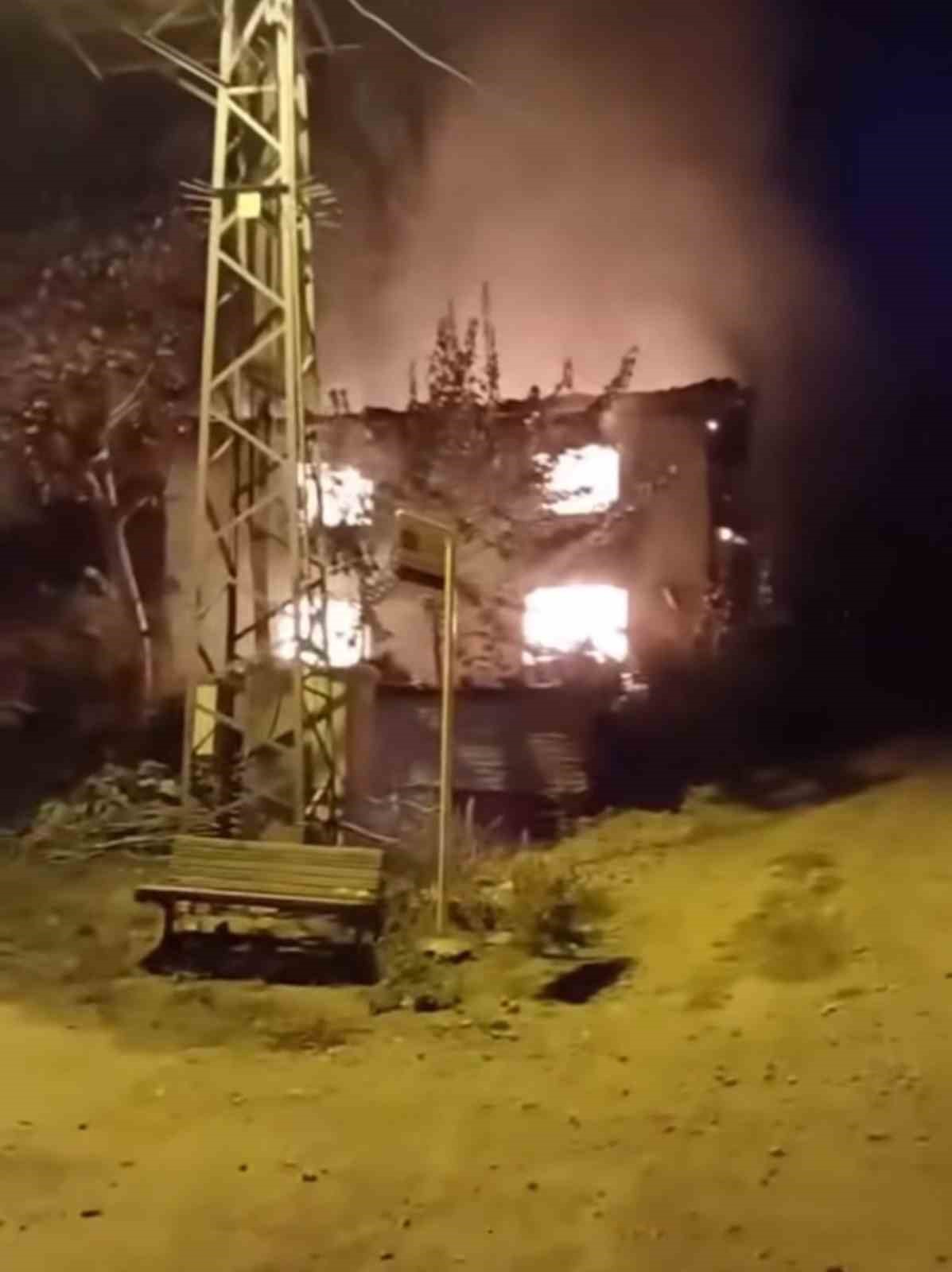 BURSA'NIN KESTEL İLÇESİNDE İKİ KATLI BİNADA ÇIKAN YANGIN, İTFAİYE EKİPLERİ