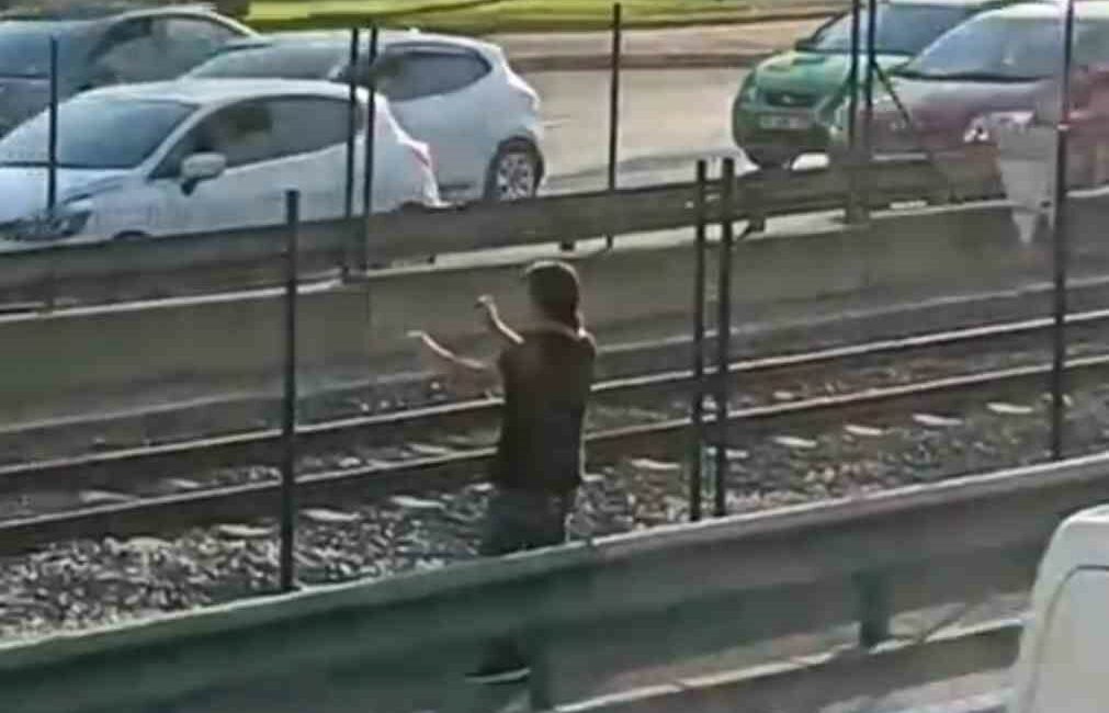 BURSA’DA METRO TELLERİNDE YÜRÜYEN KADIN ALARMI