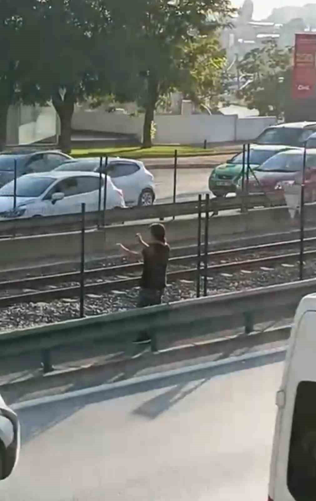 BURSA’DA METRO TELLERİNDE YÜRÜYEN KADIN ALARMI