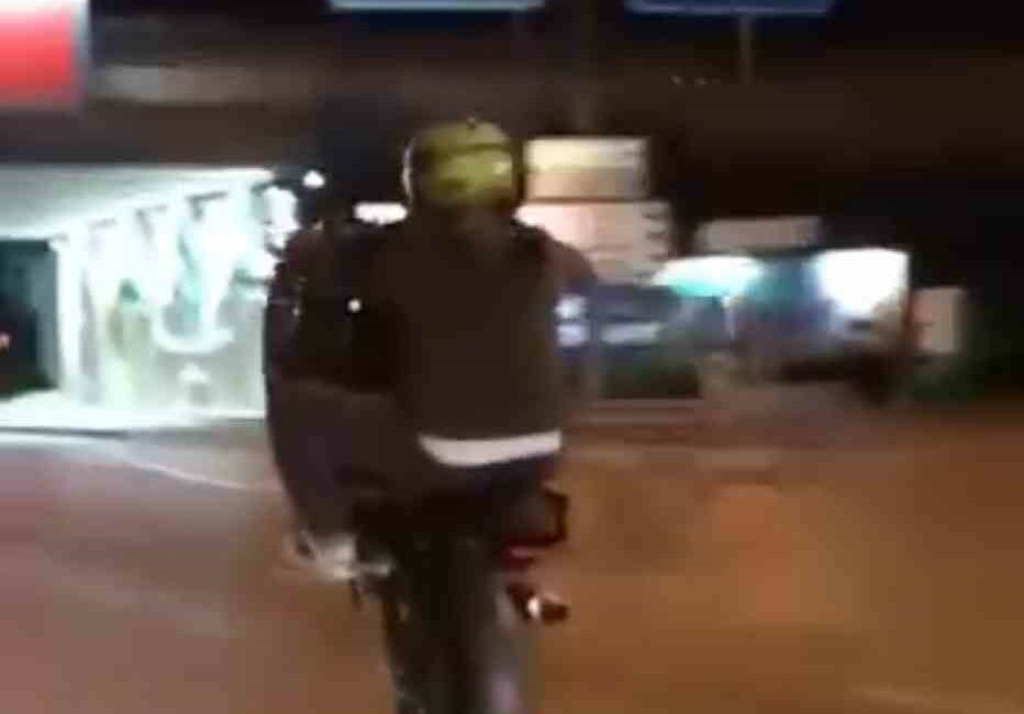 BURSA'DA MOTOSİKLET SÜRÜCÜLERİNİN TEHLİKELİ YOLCULUKLARI KAMERADA