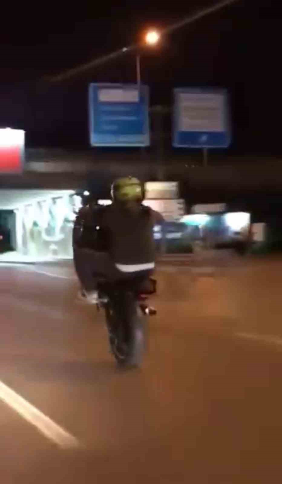 BURSA'DA MOTOSİKLET SÜRÜCÜLERİNİN TEHLİKELİ YOLCULUKLARI KAMERADA