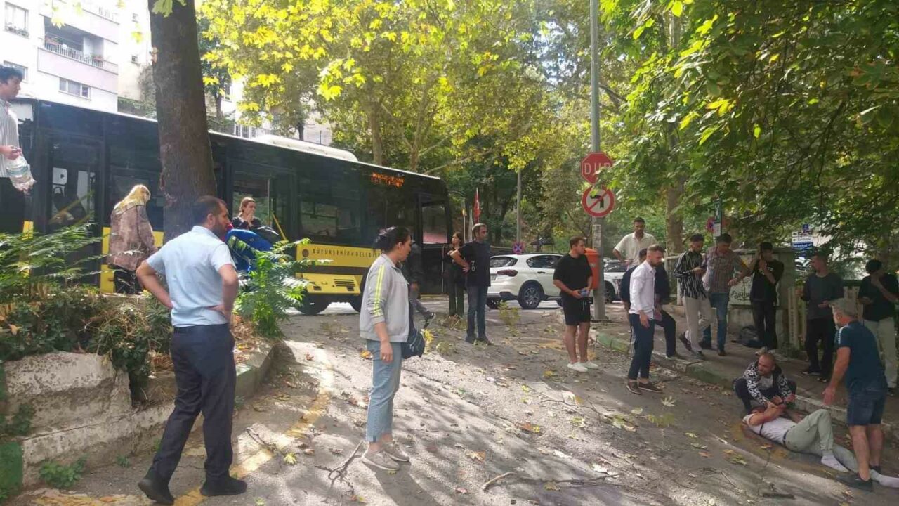 BURSA'DA CAN PAZARI GİBİ KAZA : BELEDİYE OTOBÜSÜ AĞACA ÇARPTI,