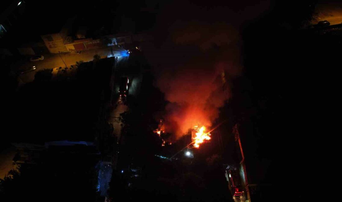 BURSA'DA PALET FABRİKASINDA KORKUTAN YANGIN : ALEVLER GECEYİ AYDINLATTI