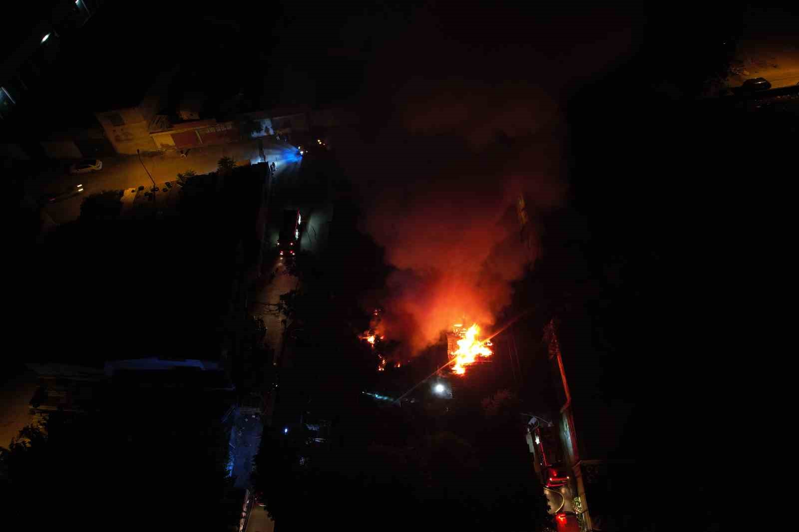 BURSA'DA PALET FABRİKASINDA KORKUTAN YANGIN : ALEVLER GECEYİ AYDINLATTI