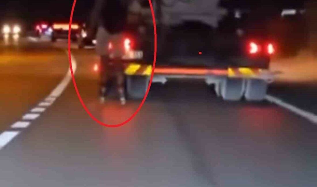 Bursa’da patenli gencin tehlikeli yolculuğu kamerada BURSA'DA PATENLİ GENCİN, ÇİMENTO KAMYONUNUN ARKASINA TUTUNARAK YAPTIĞI TEHLİKELİ YOLCULUĞU