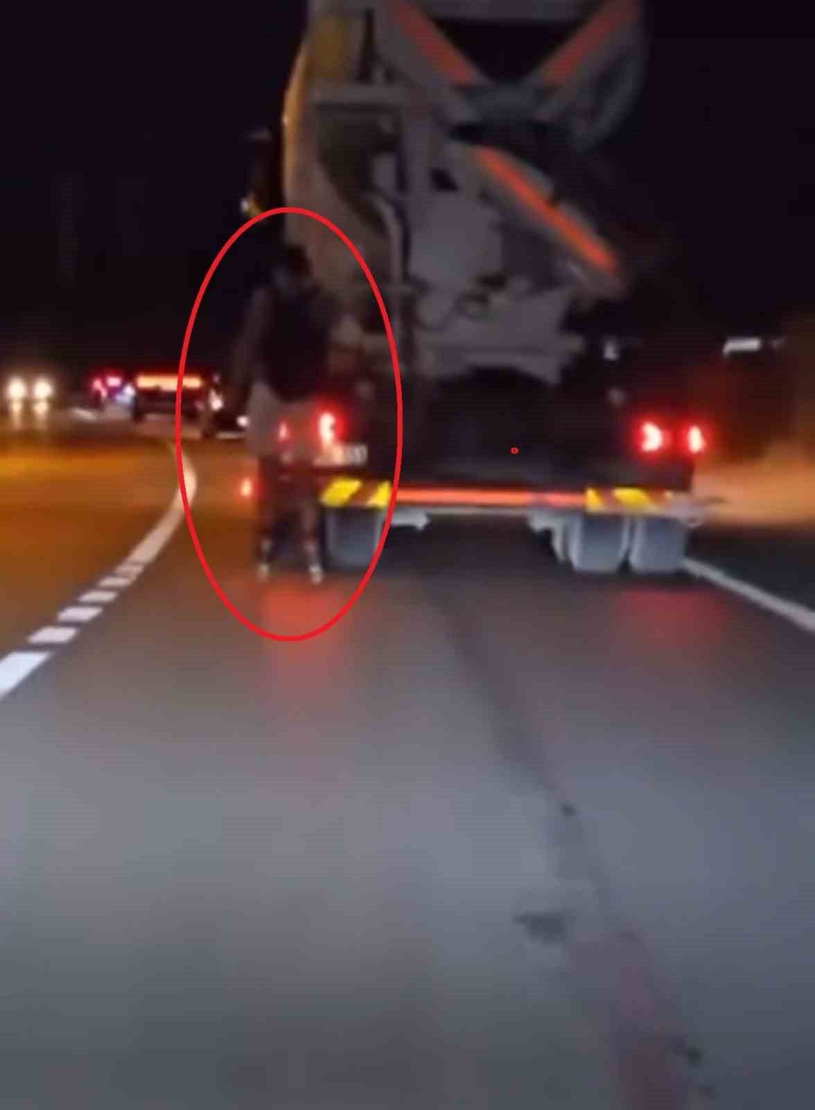 BURSA'DA PATENLİ GENCİN, ÇİMENTO KAMYONUNUN ARKASINA TUTUNARAK YAPTIĞI TEHLİKELİ YOLCULUĞU