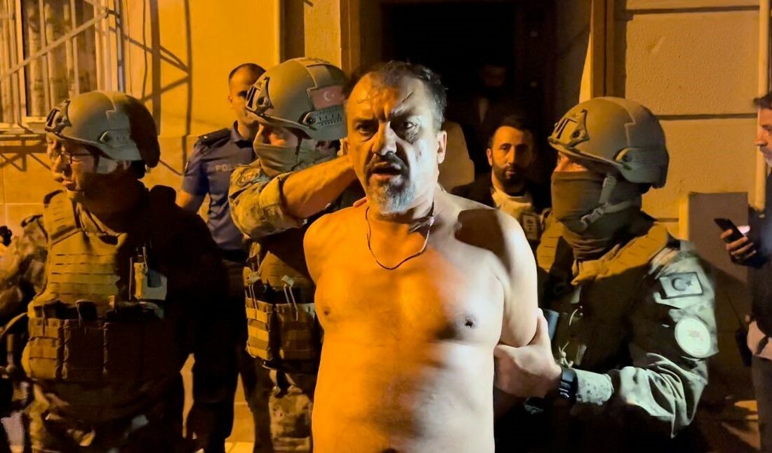 Bursa’da polise silah çeken boksör saatlerce direndi, özel harekat baskınıyla yakalandı BURSA'DA POLİSE SİLAH ÇEKEN ŞÜPHELİ ÖZEL HAREKAT BASKINIYLA YAKALANDI