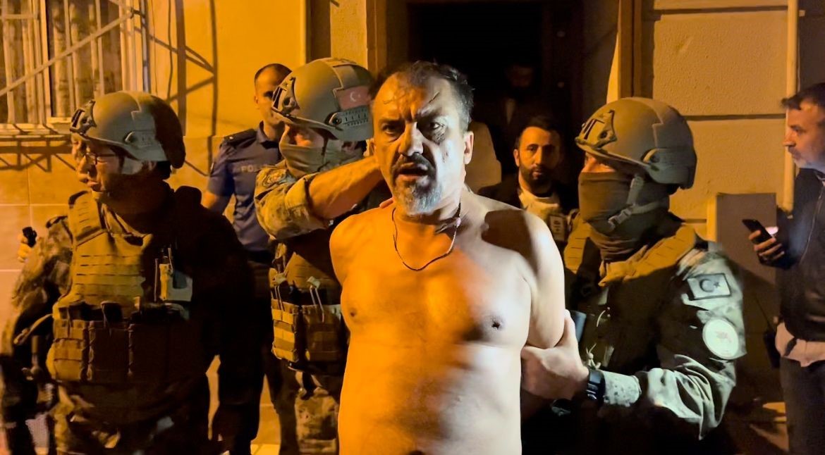 BURSA'DA 26 SUÇ KAYDI BULUNAN ESKİ BOKSÖRÜN POLİS EKİPLERİNE SİLAH