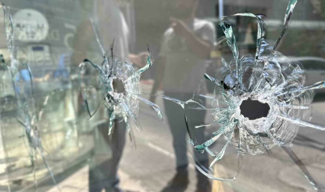 Bursa’da silahlı kavga: Mermiler fotoğrafçı dükkanına isabet etti BURSA’DA 2 GRUP ARASINDA ÇIKAN SİLAHLI KAVGADA KURŞUNLAR FOTOĞRAFÇI DÜKKANINA