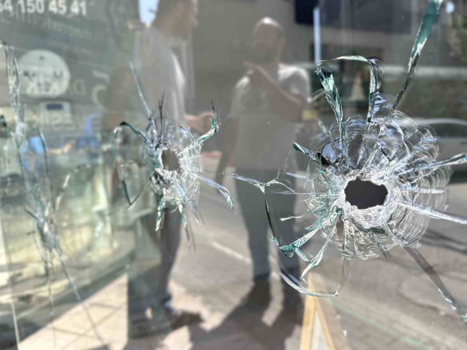 BURSA’DA 2 GRUP ARASINDA ÇIKAN SİLAHLI KAVGADA KURŞUNLAR FOTOĞRAFÇI DÜKKANINA