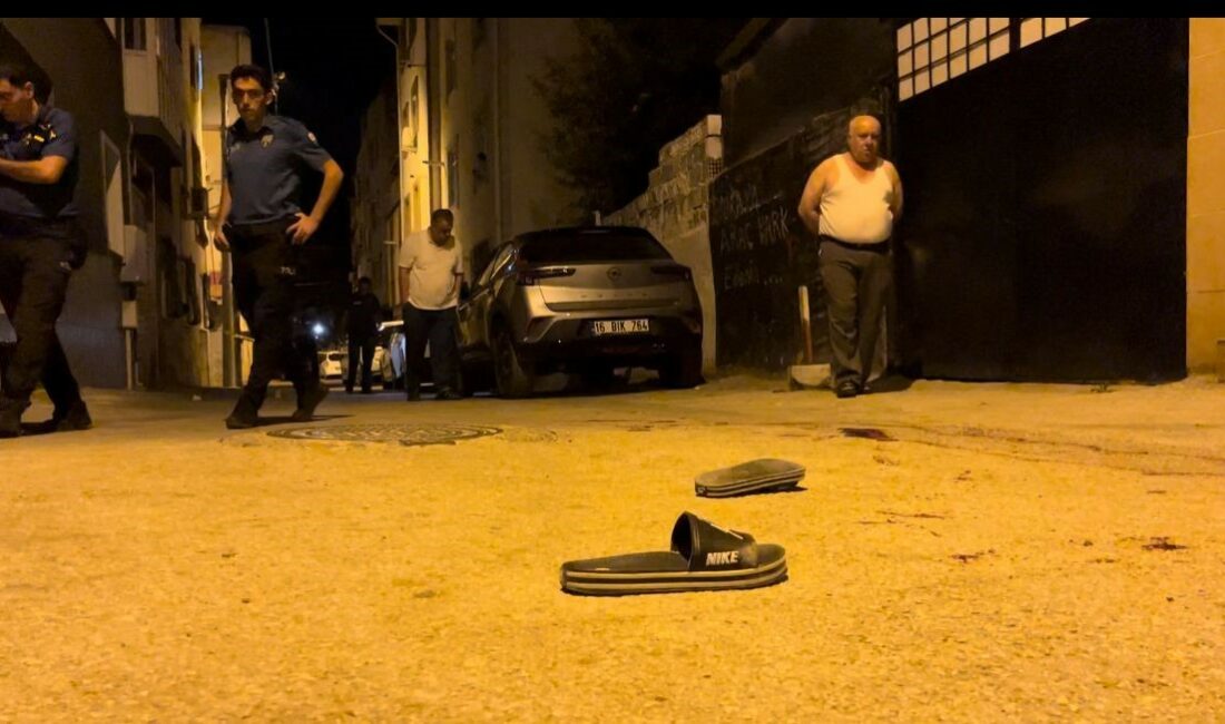 BURSA’DA BİR KİŞİ, SOKAK ARASINDA KARŞILAŞTIĞI HUSUMETLİSİYLE SÖZLÜ TARTIŞMAYA BAŞLADI.