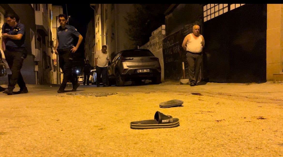 BURSA’DA BİR KİŞİ, SOKAK ARASINDA KARŞILAŞTIĞI HUSUMETLİSİYLE SÖZLÜ TARTIŞMAYA BAŞLADI.