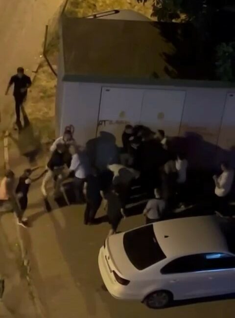 Bursa’da tavuk alma eğlencesi sonrası sokak ringe döndü BURSA'NI YILDIRIM İLÇESİNDE TAVUK ALMA EĞLENCESİNDE ÇIKAN SESLERDEN RAHATSIZ OLAN