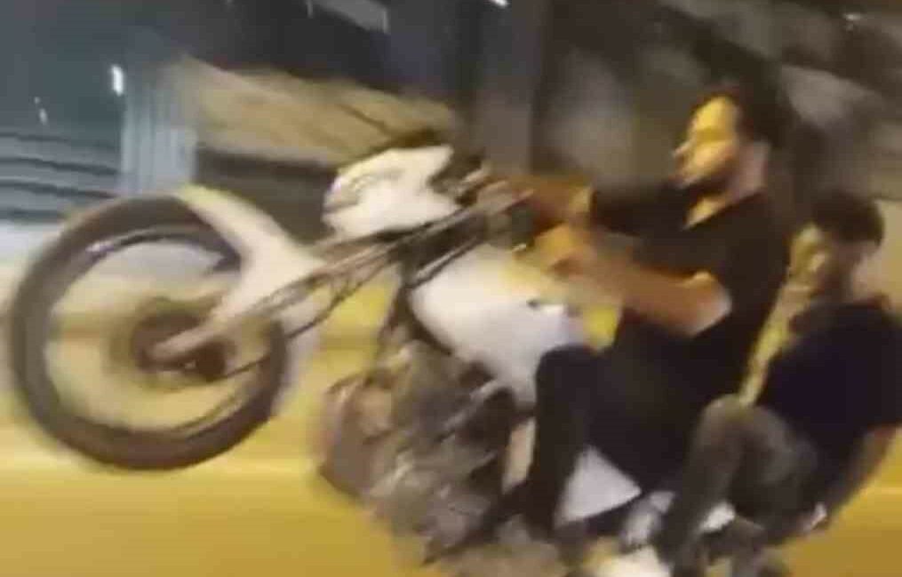 Bursa’da tek teker üzerinde ilerleyen gençlerin tehlikeli yolcuğu kamerada BURSA'DA TEK TEKER ÜZERİNDE İLERLEYEN GENÇLERİN TEHLİKELİ YOLCUĞU KAMERADA