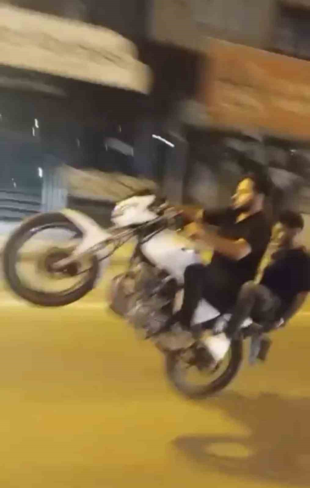 BURSA'DA TEK TEKER ÜZERİNDE İLERLEYEN GENÇLERİN TEHLİKELİ YOLCUĞU KAMERADA