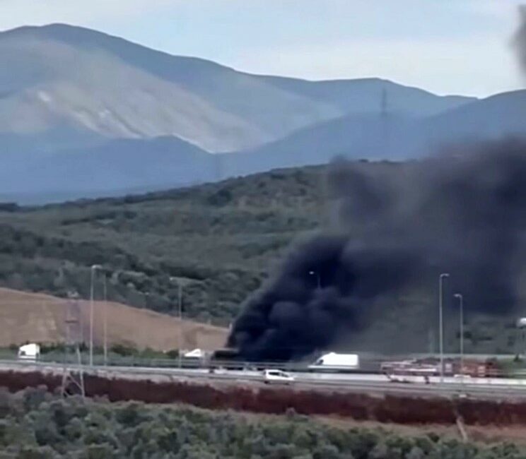 BURSA'DA TIR ALEVLERE TESLİM OLDU