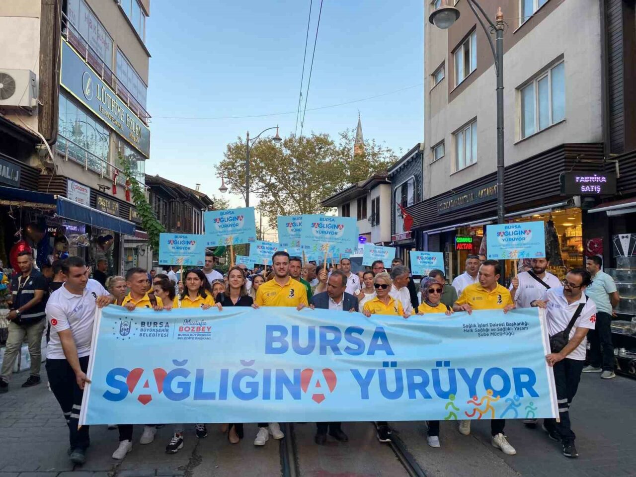 BURSA BÜYÜKŞEHİR BELEDİYESİ, HALK SAĞLIĞI HAFTASI ÇERÇEVESİNDE YÜRÜYÜŞ DÜZENLEDİ. YÜRÜYÜŞE,