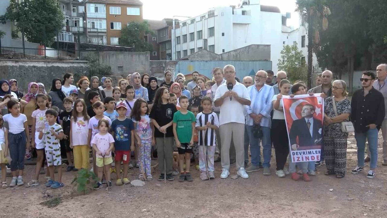 BURSA'NIN ÇEKİRGE MAHALLESİ'NDE YAŞAYAN VELİLER, GEÇTİĞİMİZ YIL YIKILAN 1. MURAD