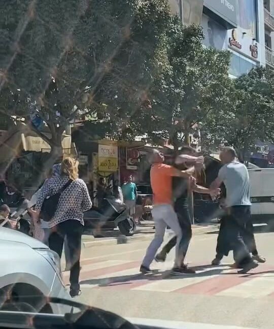 Bursa’da yol verme kavgası boks maçını aratmadı BURSA'NIN İNEGÖL İLÇESİNDE TRAFİKTE MEYDANA GELEN KAVGA AMATÖR KAMERAYA SANİYE