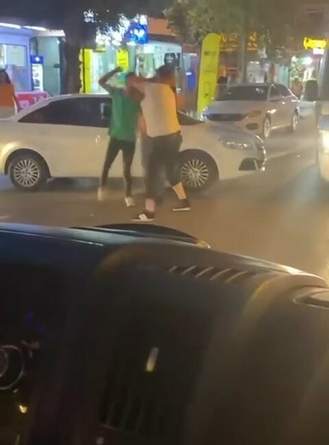 Bursa’da yumruk yumruğa ’yol verme’ kavgası BURSA'DA SÜRÜCÜLER ARASINDA ÇIKAN 'YOL VERME' KAVGASI MEYDAN MUHAREBESİNE DÖNDÜ.