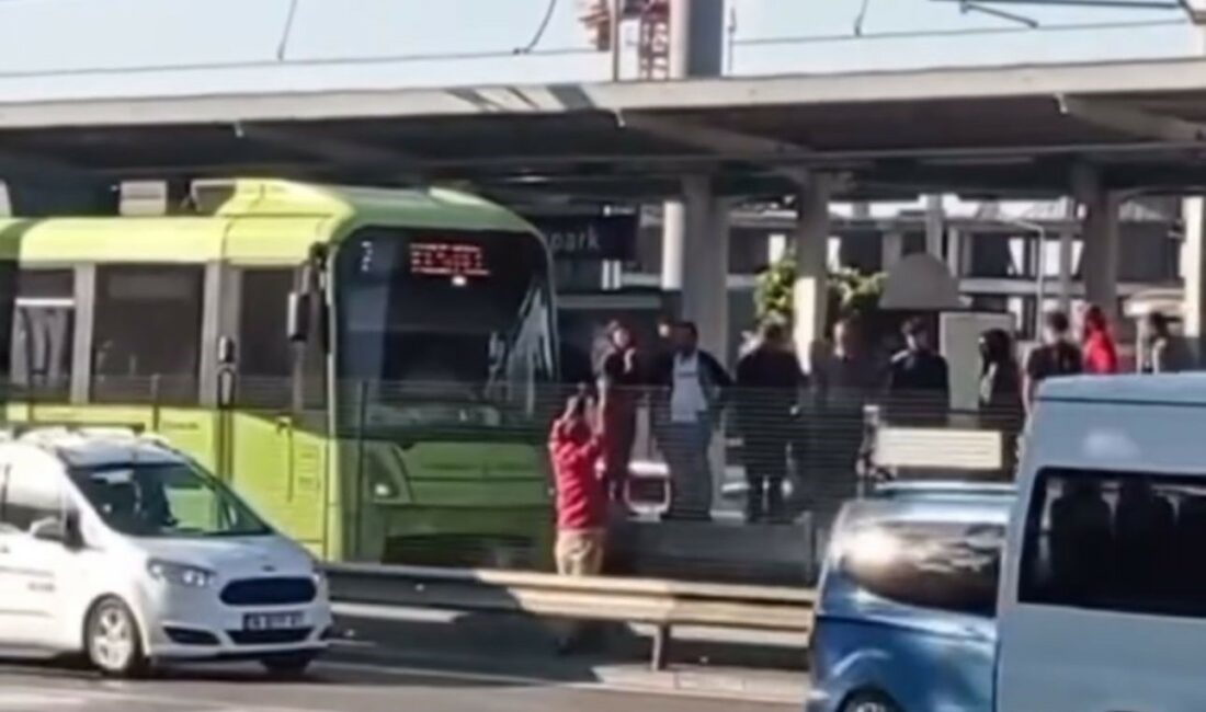 Bursa’da yüreklerin ağza geldiği anlar BURSA'DA YÜREKLERİN AĞZA GELDİĞİ ANLAR..METRO RAYLARINA ATLAYARAK KORUMA TELİNE ÇIKTI