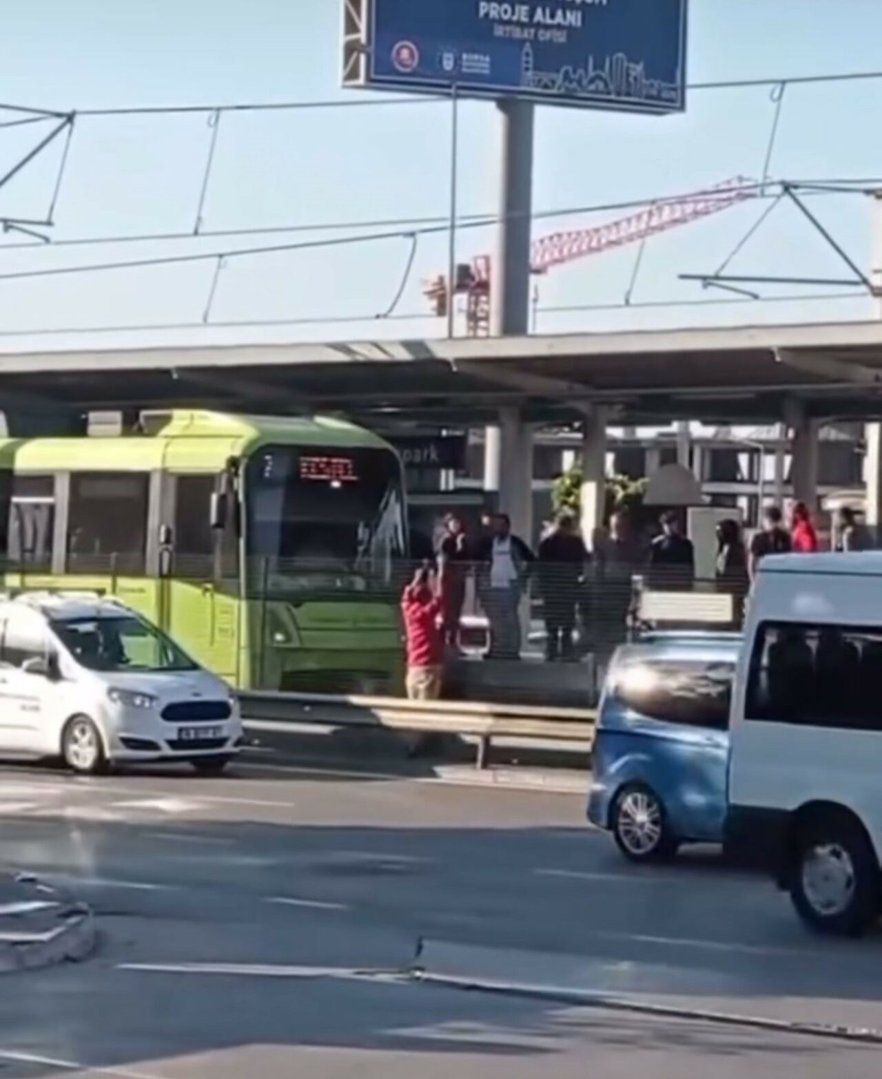 BURSA'DA YÜREKLERİN AĞZA GELDİĞİ ANLAR..METRO RAYLARINA ATLAYARAK KORUMA TELİNE ÇIKTI