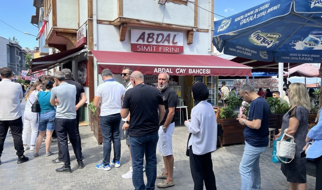 Bursa’nın meşhur lezzeti tahinli pide için uzun kuyruklar oluştu BURSA’DA FIRIN DEYİNCE AKILLARA İLK GELEN ABDAL SİMİT FIRININA ŞEHRİN