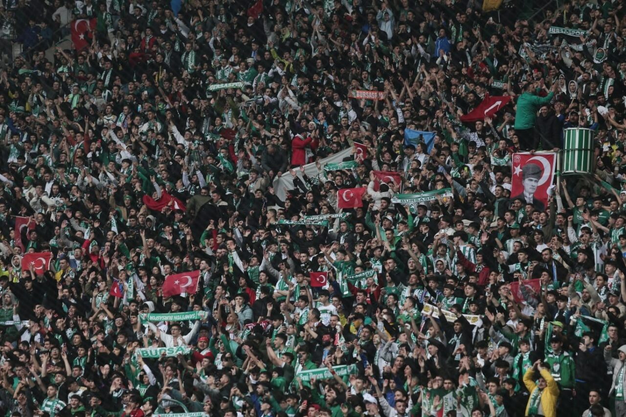 BURSASPOR TARAFTARI TAKIMLARINI TFF 3. LİG'DE DE YALNIZ BIRAKMAYACAK.