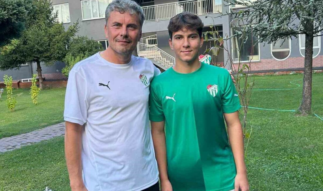 Bursaspor, altyapısına iki takviye yaptı BURSASPOR KULÜBÜ, İKİ GENÇ İSMİ ALTYAPISINA DAHİL ETTİ.
