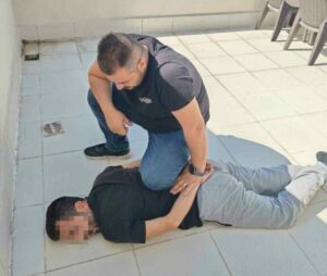 Çatıdan çatıya atlayan şüpheliyi polis karşıladı BURSA ASAYİŞ ŞUBE MÜDÜRLÜĞÜ İNFAZ BÜRO AMİRLİĞİ EKİPLERİ 13 YIL