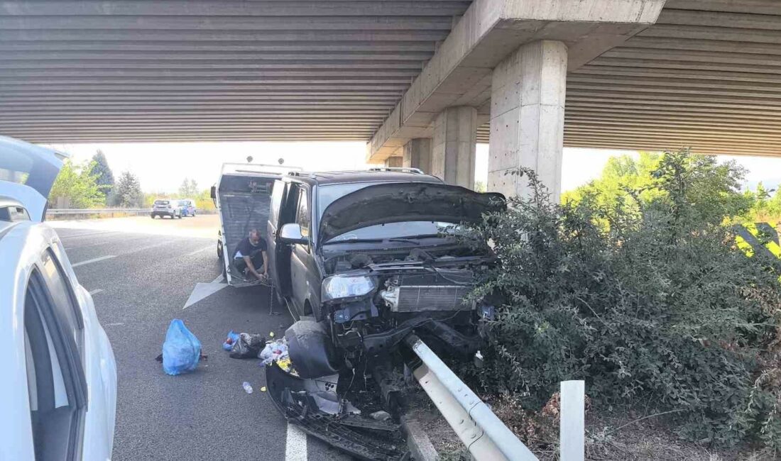 Cenazeden dönen ailenin bulunduğu minibüs bariyerlere saplandı BURSA'DA TAZİYEDEN DÖNEN MİNİBÜS, BARİYERLERE SAPLANDI. 10 KİŞİNİN YARALANDIĞI KAZADA,