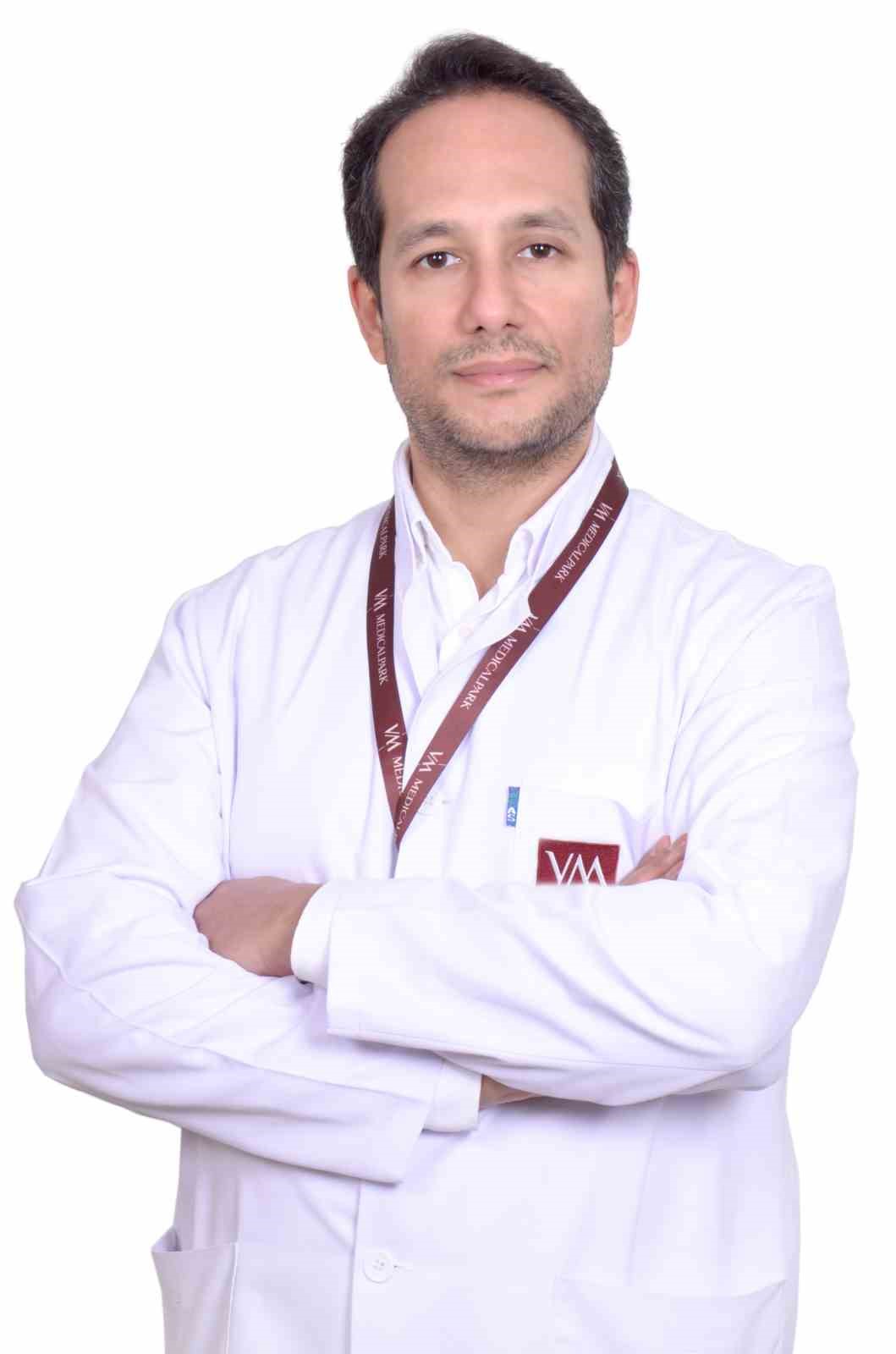 DÜZTABANLIK TEDAVİSİNİN GENELLİKLE ÇOCUKLUK ÇAĞINDA BAŞLADIĞINI BELİRTEN ORTOPEDİ VE TRAVMATOLOJİ