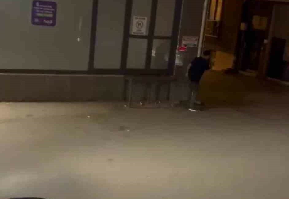 Dakikalarca duvarı tekmeledi, kimse anlam veremedi BURSA'DA ALKOLLÜ OLDUĞU İDDİA EDİLEN BİR ŞAHIS, DUVARA TEKMELER ATTI.