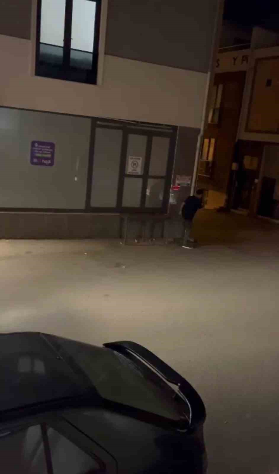 BURSA'DA ALKOLLÜ OLDUĞU İDDİA EDİLEN BİR ŞAHIS, DUVARA TEKMELER ATTI.