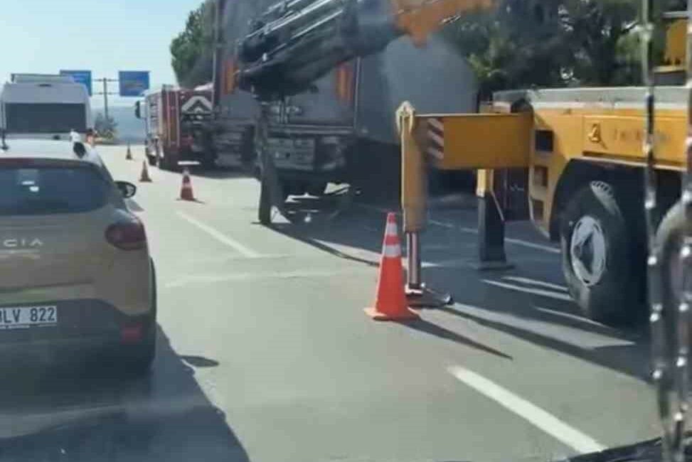 Devrilen tır yolu kapattı, kilometrelerce kuyruk oluştu BURSA-KARACABEY YOLUNDA SÜRÜCÜSÜNÜN İDARESİNDEN ÇIKAN TIR YAN YATTI. YAŞANAN KAZA