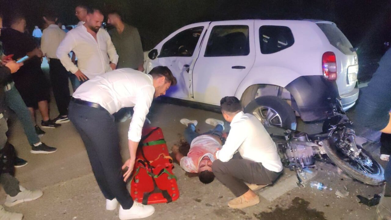 DÜĞÜN SALONUNA DÖNÜŞ YAPAN ARACA MOTOSİKLET ÇARPTI :2 YARALI