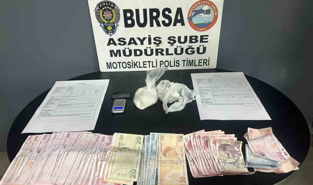 ’Dur’ ihtarına uymayarak kaçan otomobil mısır tarlasında yakalandı BURSA'DA YUNUS TİMLERİNİN 'DUR' İHTARINA UYMAYARAK KAÇAN OTOMOBİLDEKİ ŞAHISLAR KOVALAMACA